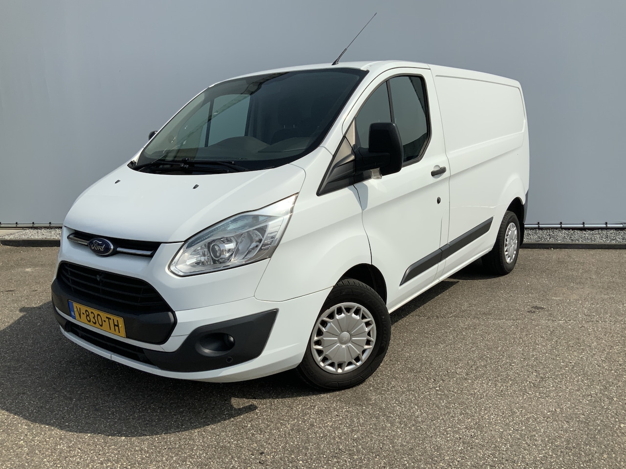 Ford Transit Custom - 290 2.2 TDCI L1H2 Trend Airco Cruise 3 Zits Trekhaak 2500 kg Euro 5 - AutoWereld.nl