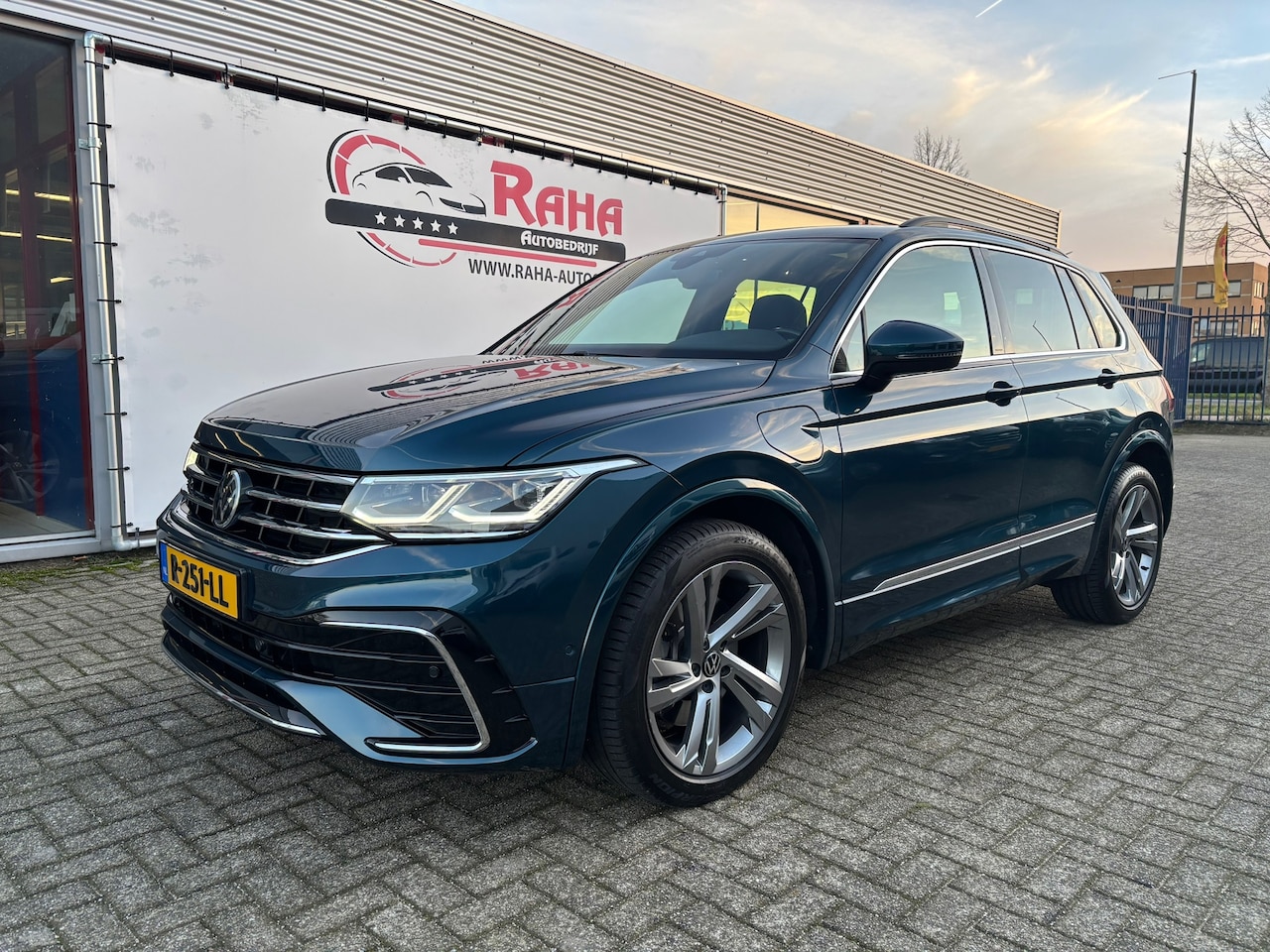 Volkswagen Tiguan - 1.4 TSI eHybrid R-Line Business 1.4 TSI eHybrid R-Line Business+ - AutoWereld.nl
