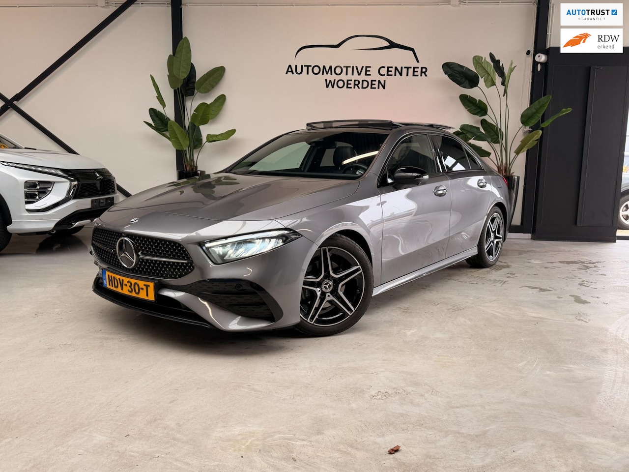 Mercedes-Benz A-klasse - 200 AMG Line AUT PANO MEMORY SFEERVERLICHTING TREKHAAK BURMESTER - AutoWereld.nl