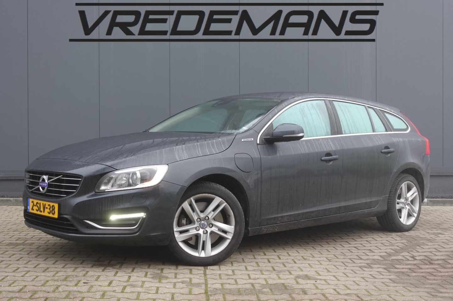 Volvo V60 - 2.4 D6 AWD Plug-In Hybrid Summum LEDER/NAVI - AutoWereld.nl