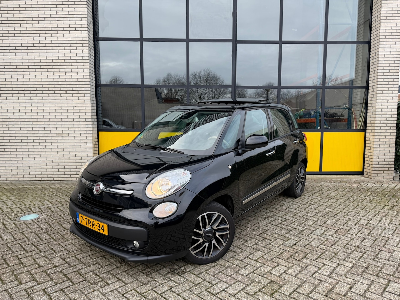Fiat 500 L - Leer, Glazen schuif / kantelde, trekhaak & stoelverwarming - AutoWereld.nl