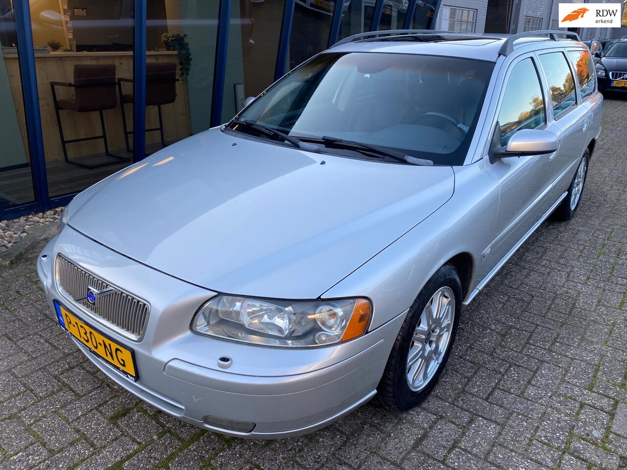 Volvo V70 - 2.4 Momentum LEER / SUNROOF / PDC / TREKHAAK - AutoWereld.nl