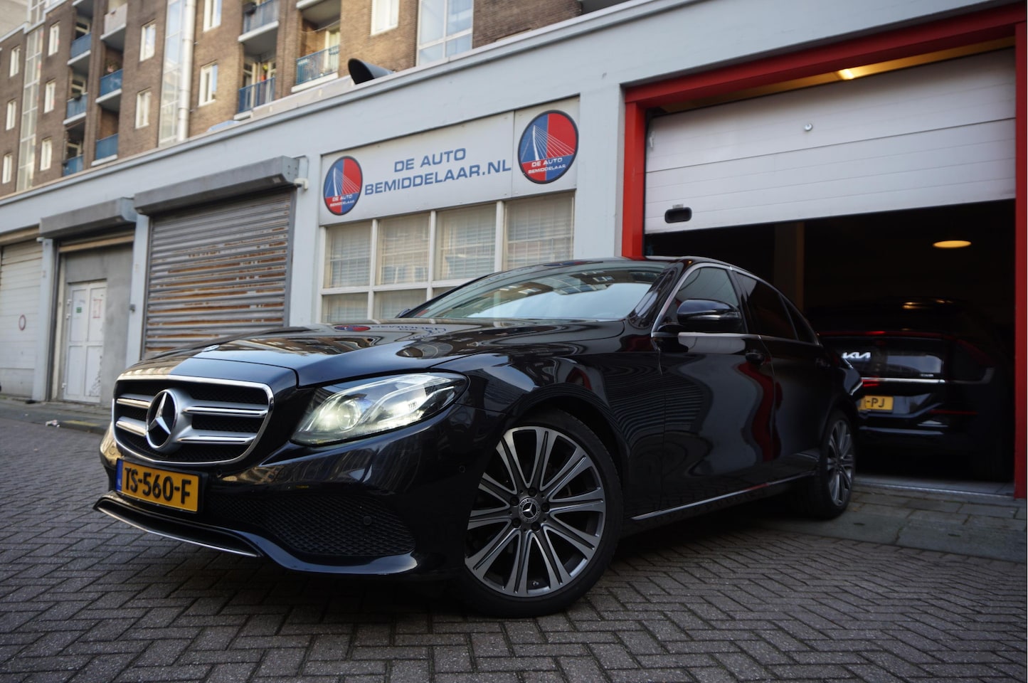 Mercedes-Benz E-klasse - 200 Business Solution | Sfeer | 19inch | Camera | LED pakket | Leer | Uitmuntend onderhoud - AutoWereld.nl