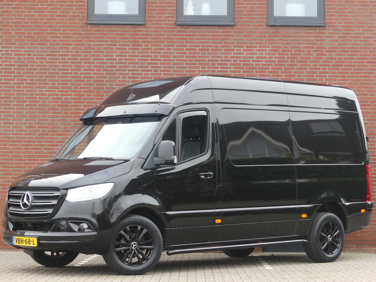Mercedes-Benz Sprinter - 319 CDI V6 L2H2 Leer/Camera/Trekhaak/Groot Navigatie - AutoWereld.nl