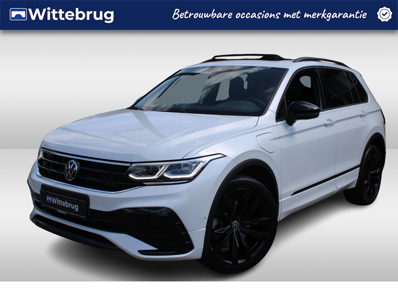 Volkswagen Tiguan - 1.4 TSI eHybrid 245pk R-Line DSG Automaat / Panorama dak / Navigatie / APP Connect / LM 20 - AutoWereld.nl