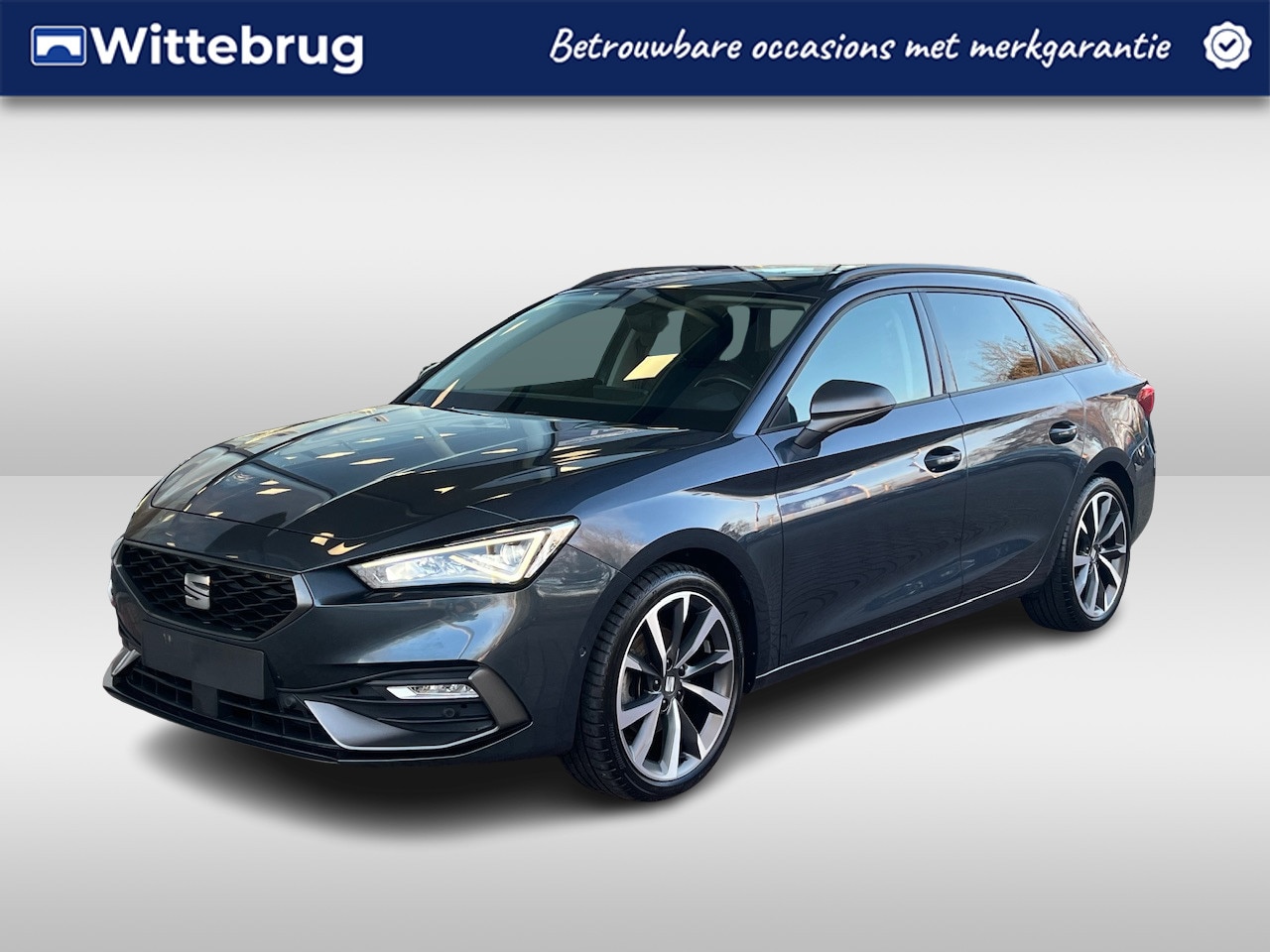 SEAT Leon Sportstourer - 1.5 eTSI FR / Panorama dak / zwenkbare trekhaak / 18 Inch / Full Led / Keyless / getint gl - AutoWereld.nl