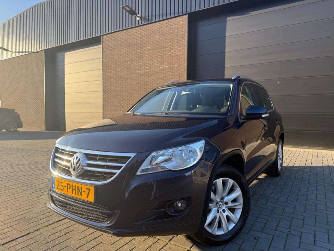 Volkswagen Tiguan - 1.4 TSI Sport&Style | 12MND GARANTIE | PANO DAK | CRUISE | TREKHAAK | - AutoWereld.nl