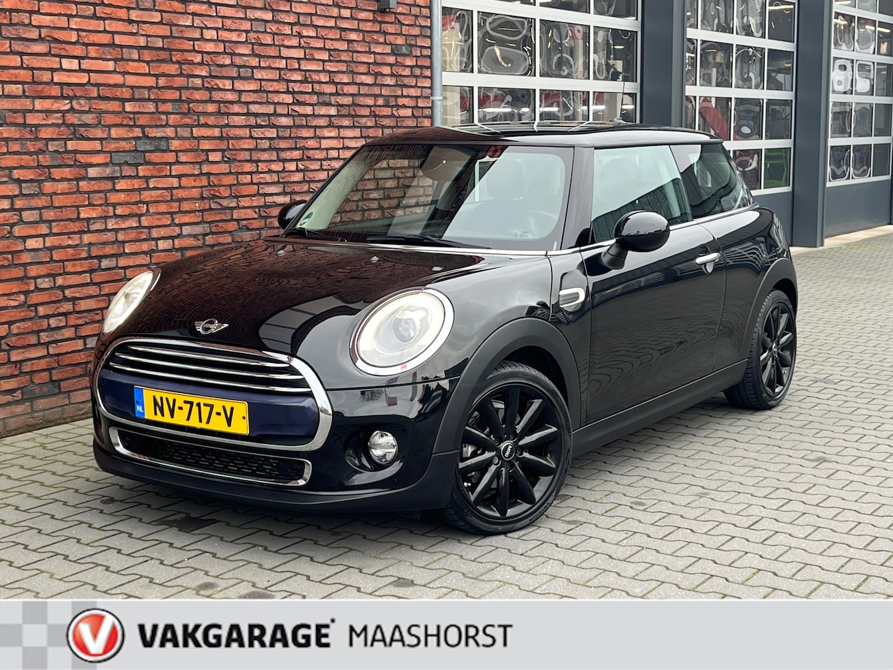 MINI Cooper - Mini 1.5 Serious Business ParkeerSensoren/Navi/Cruise/Airco/Bluetooth - AutoWereld.nl