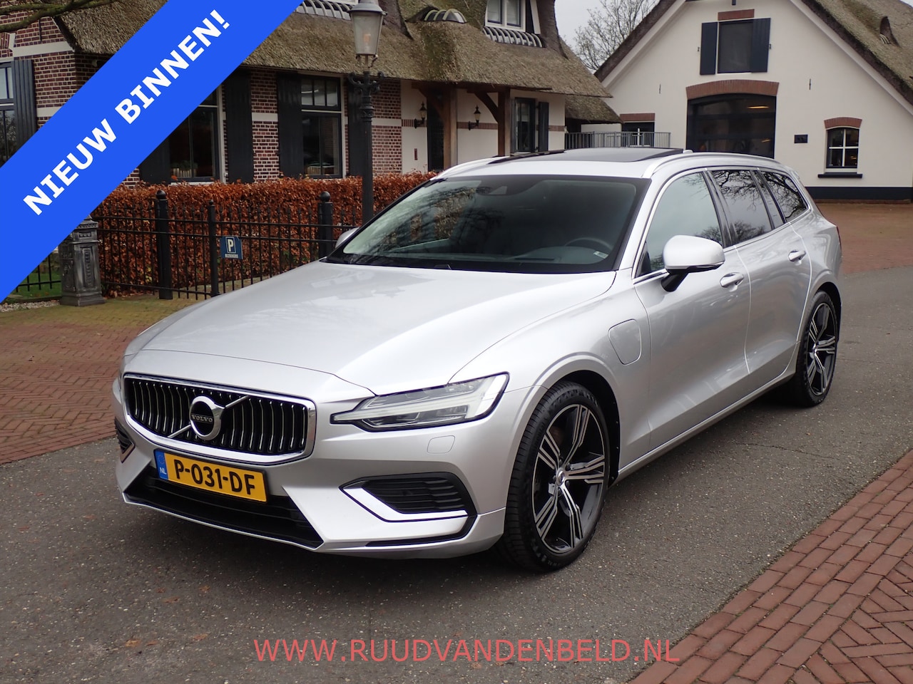 Volvo V60 - T8 Twin Engine AWD Inscription PANO / TREKHAAK / CARPLAY / HEADUP / HARMANKARDON - AutoWereld.nl
