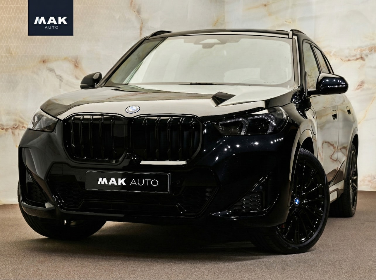 BMW X1 - xDrive30e M Sport Pro, M stoelen, pano, tr.haak, H/K, 20", HUD, ACC, keyless, privacy - AutoWereld.nl