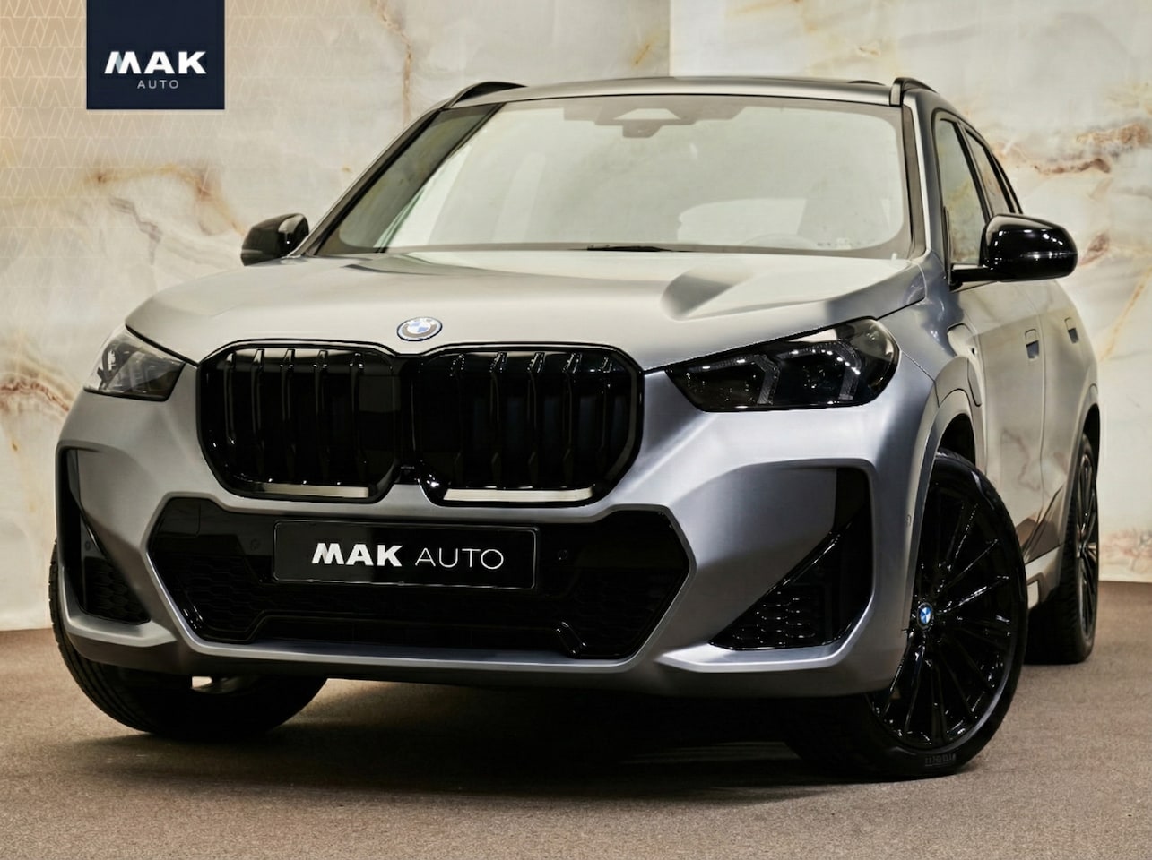 BMW X1 - xDrive30e M Sport Pro, M stoelen, pano, tr.haak, H/K, 20", HUD, ACC, keyless, privacy - AutoWereld.nl