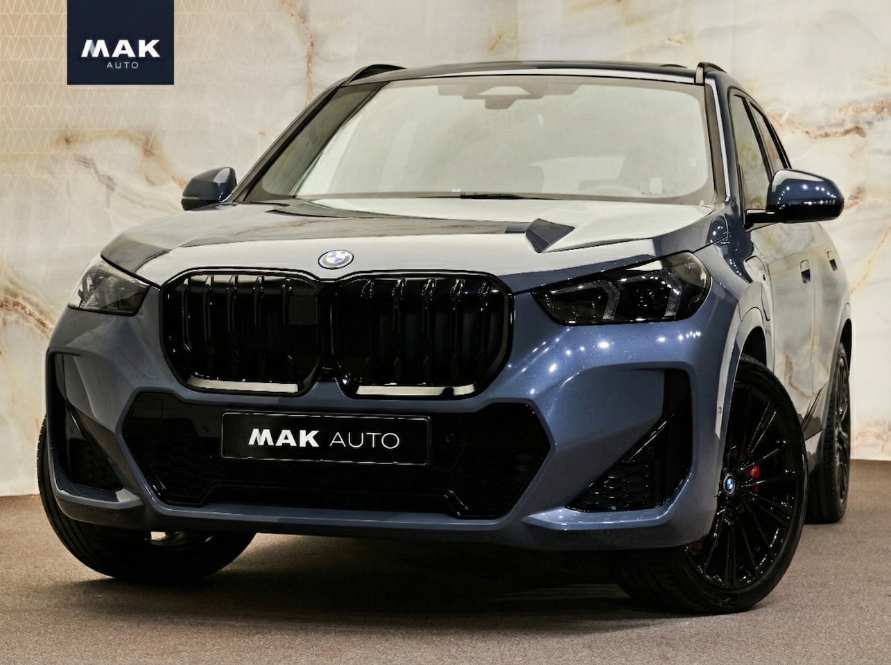 BMW X1 - xDrive30e M Sport Pro, M stoelen, pano, tr.haak, H/K, 20", HUD, ACC, keyless, privacy - AutoWereld.nl