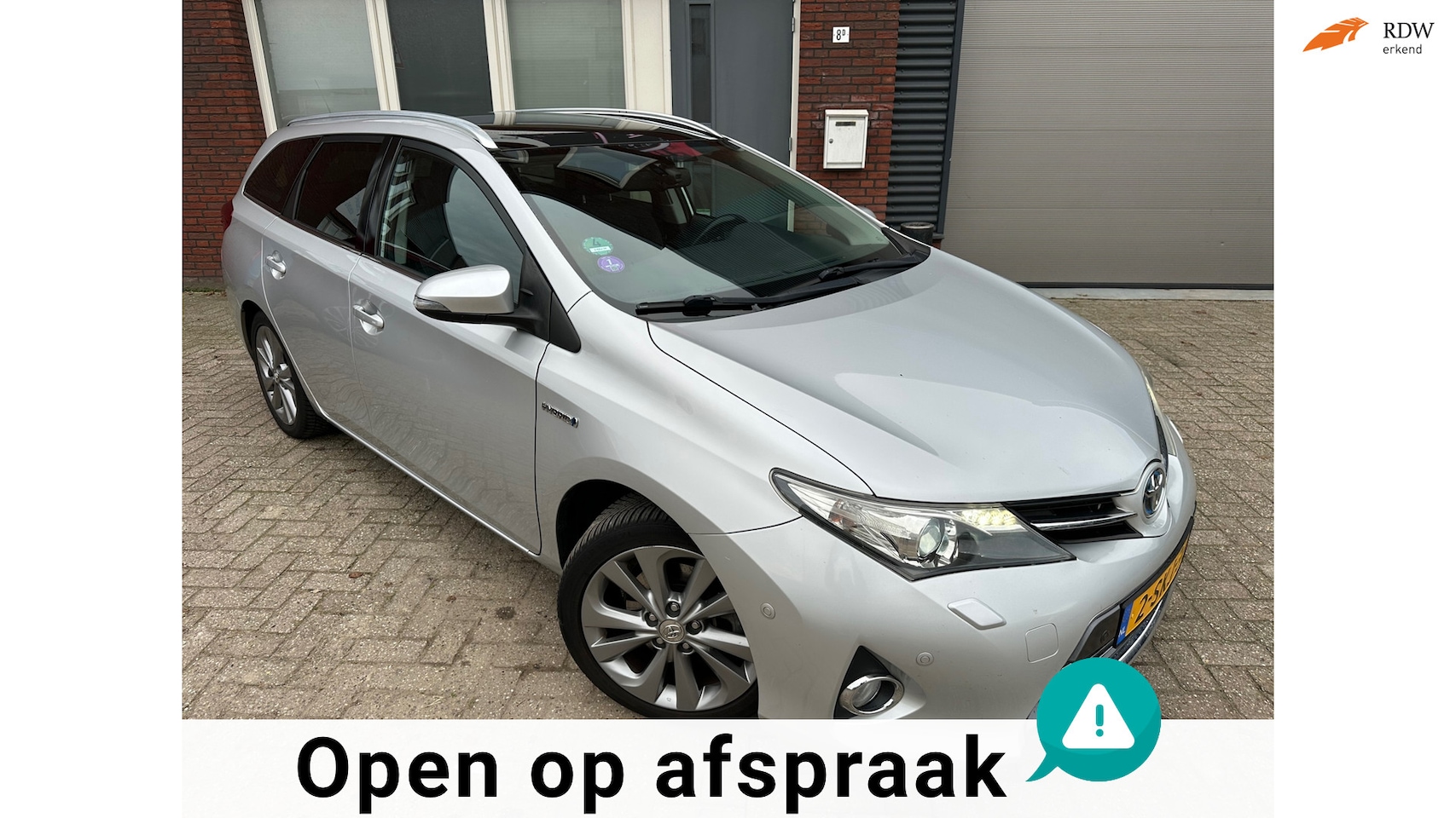 Toyota Auris Touring Sports - 1.8 Hybrid Lease Pro / Pano / Navi / PDC / Camera / Leder - AutoWereld.nl