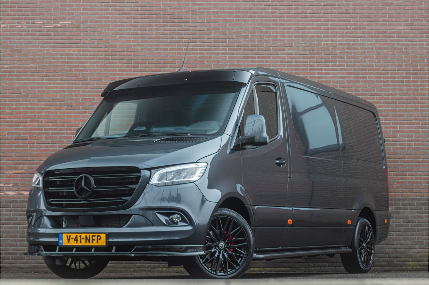 Mercedes-Benz Sprinter - 319 1.9 CDI 191PK L2H2 RWD Black Pack - AutoWereld.nl