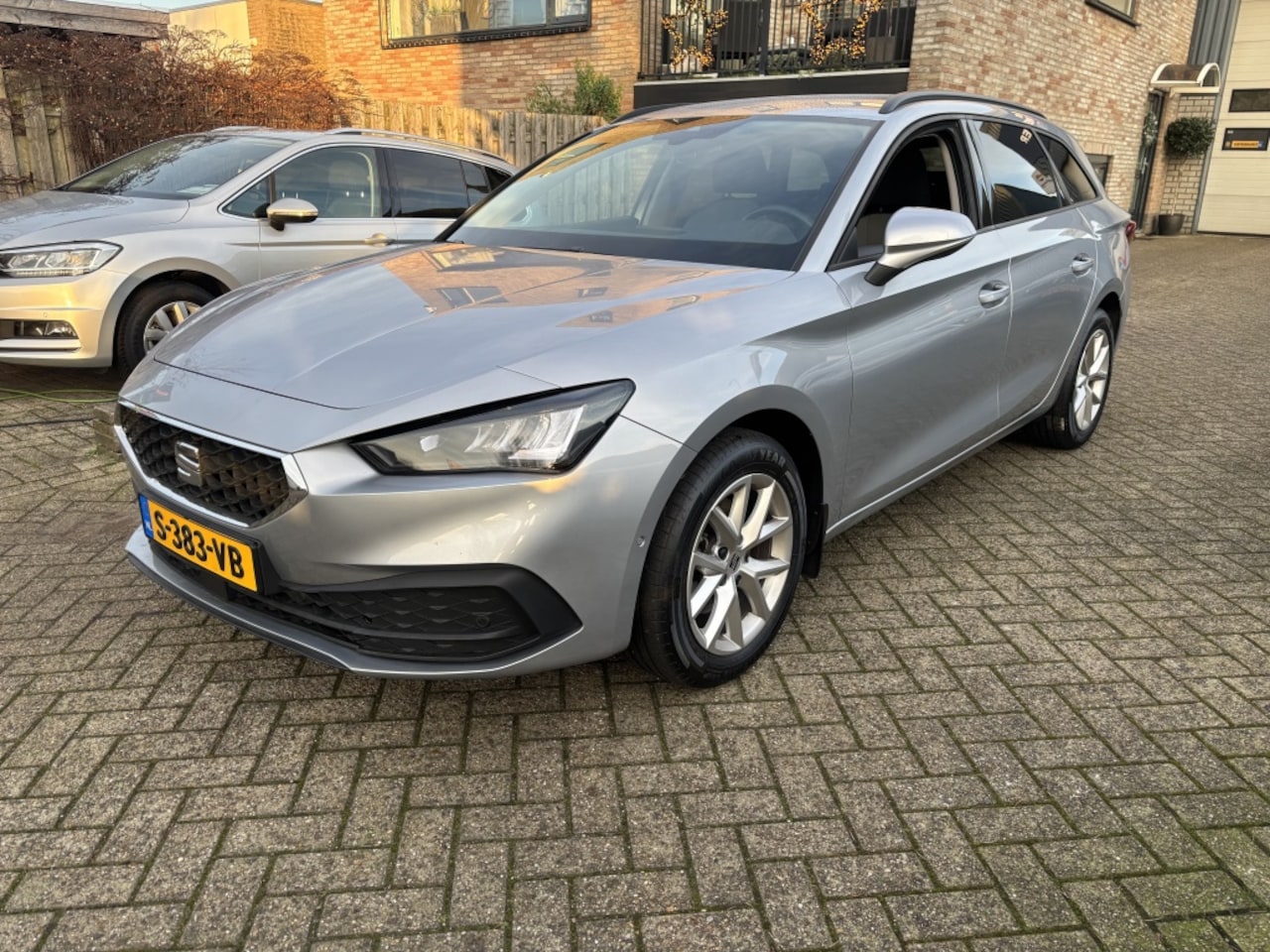 SEAT Leon Sportstourer - 1.5 eTSI Style BnsIn Standkachel/Stuurwielverwarmig/Apple carpla - AutoWereld.nl