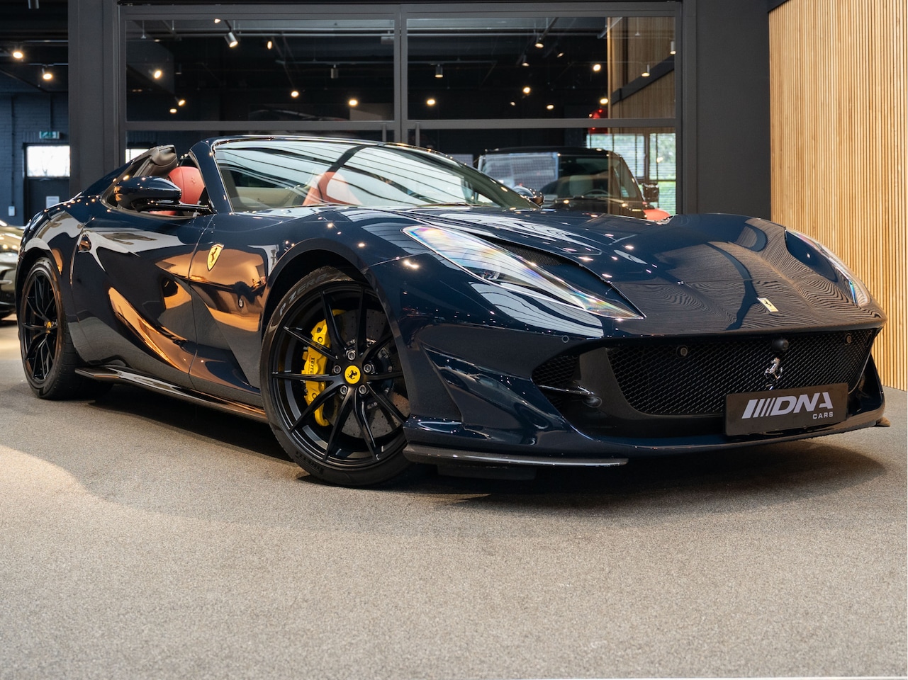 Ferrari 812 GTS - Voll Carbon Blue Pozzi 6.5 V12 HELE Lift Surround - AutoWereld.nl