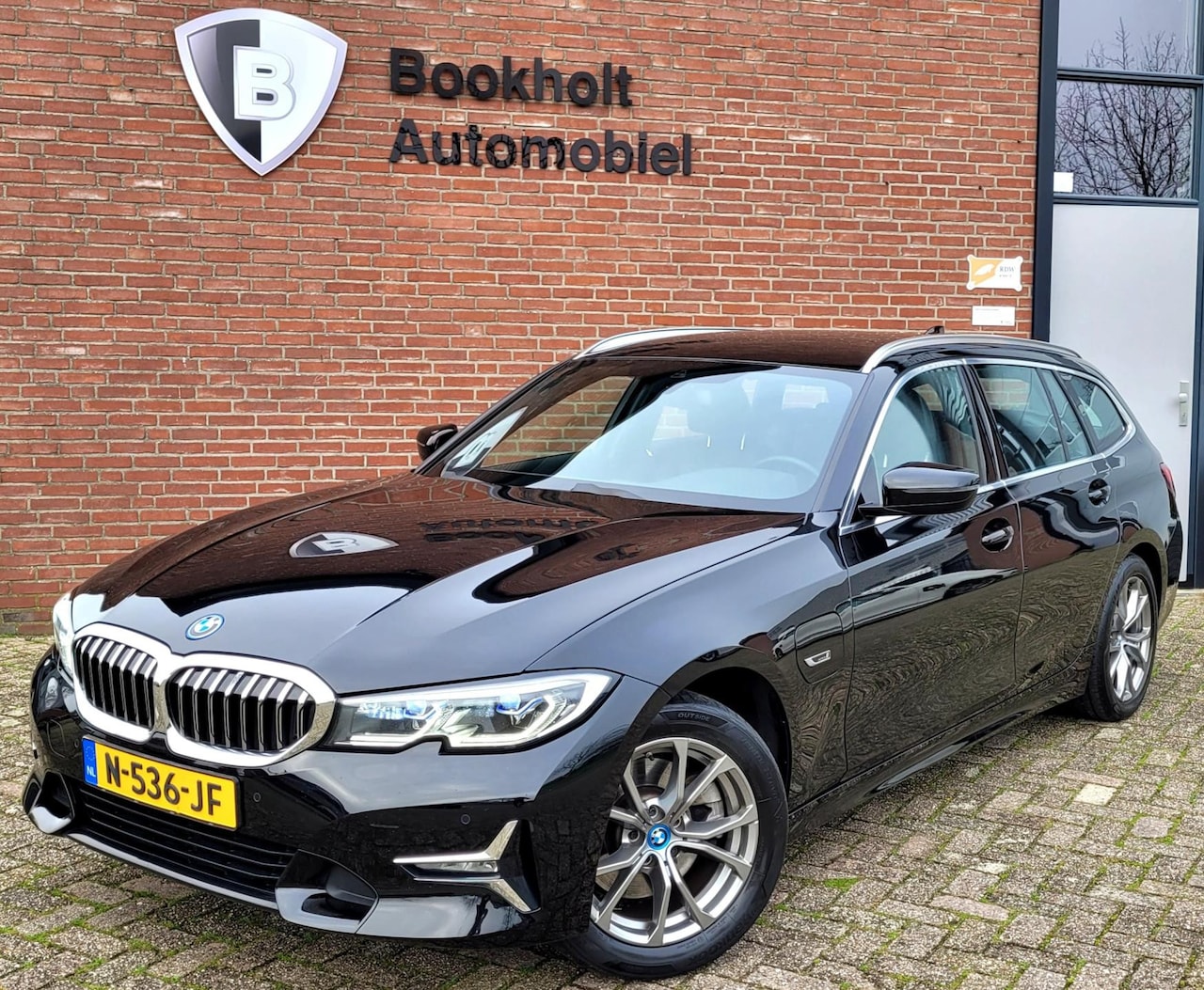 BMW 3-serie Touring - 320e Laser, Mokka Sport-leder, Stuurverw. Luxury Line (1e eig. NL NAP) - AutoWereld.nl