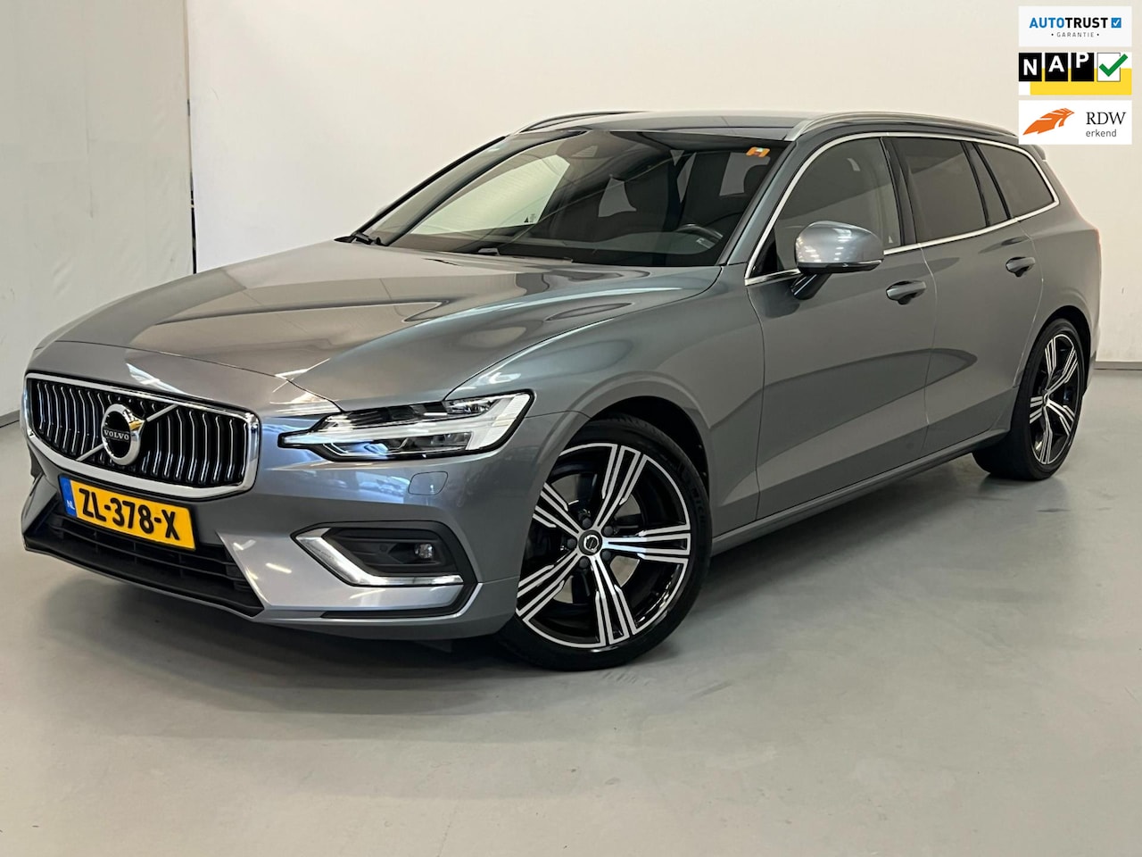 Volvo V60 - 2.0 T5 Inscription / NL-auto / B&W / Memory / Trekhaak - AutoWereld.nl