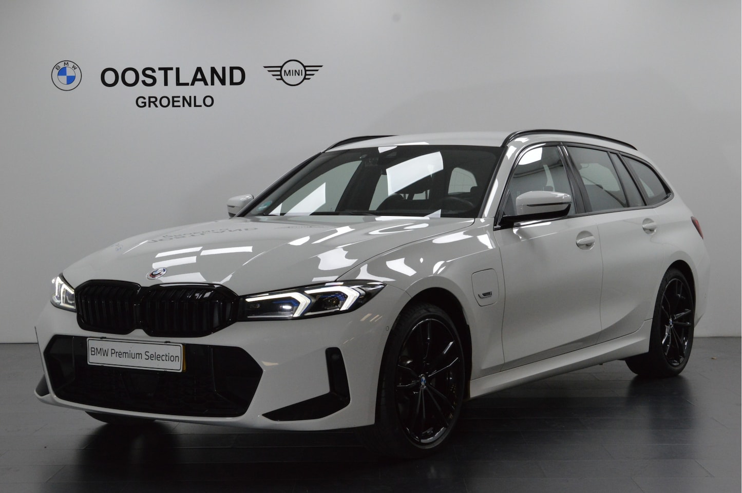 BMW 3-serie Touring - 330e High Executive M Sport Automaat / Sportstoelen / Achteruitrijcamera / Adaptieve LED / - AutoWereld.nl