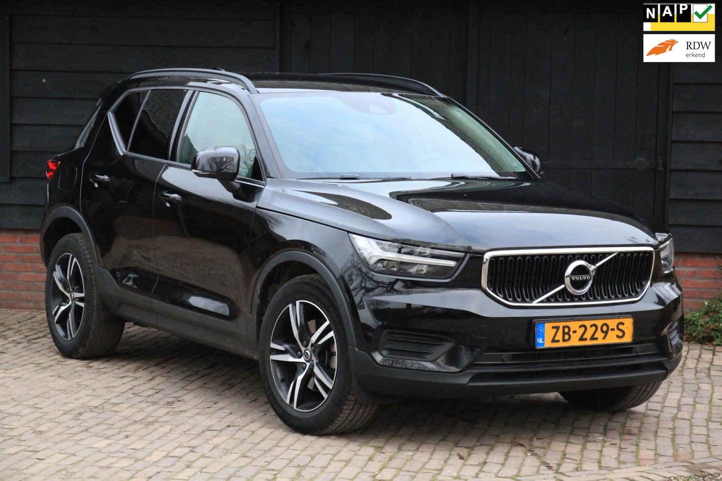 Volvo XC40 - 2.0 T4 Momentum Camera/Stoelverwarming/Navigatie/Parkeersensor/68000km - AutoWereld.nl