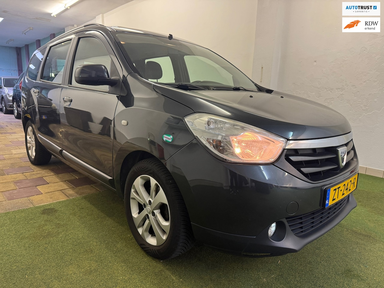 Dacia Lodgy - 1.2 TCe Blackline 7p. LEER NAVI AIRCO TRHAAK NAP - AutoWereld.nl