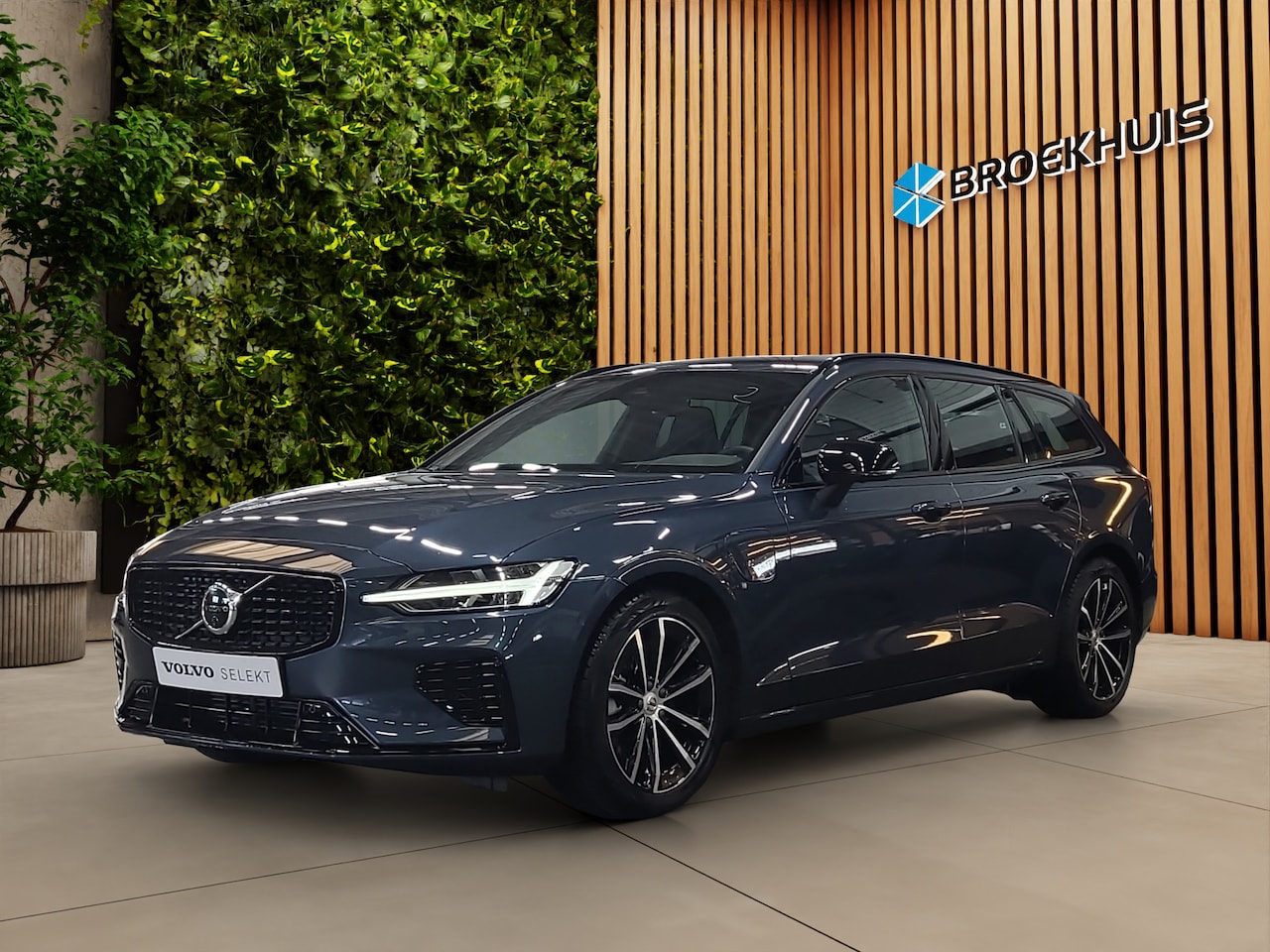Volvo V60 - 2.0 T6 Plug-in hybrid AWD Plus Dark 360 cam trekhaak stoelverwarming - AutoWereld.nl
