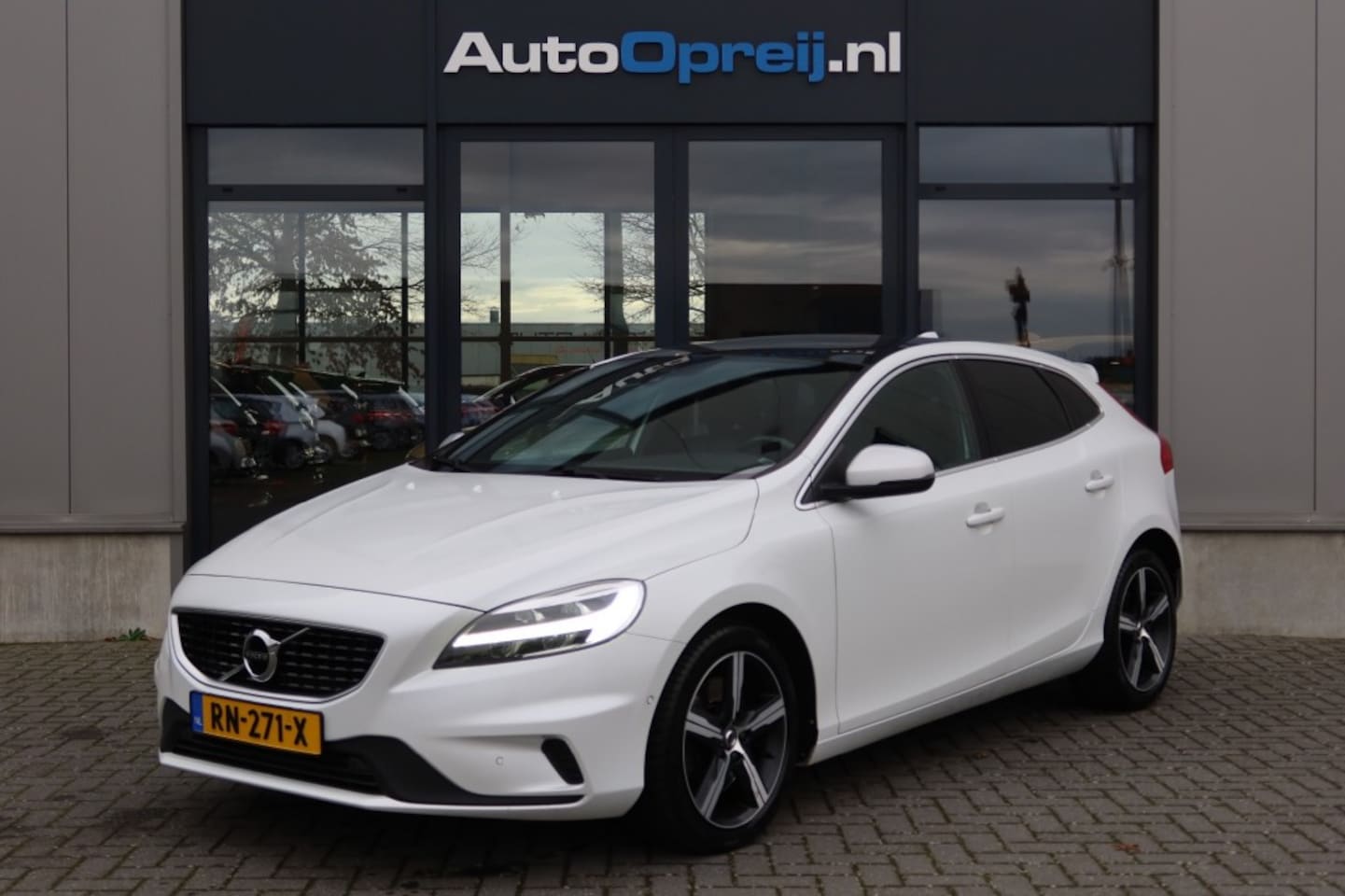 Volvo V40 - 2.0 T4 R-Design 190pk AUTOMAAT Panoramadak, Leder, Trekhaak afnb. - AutoWereld.nl