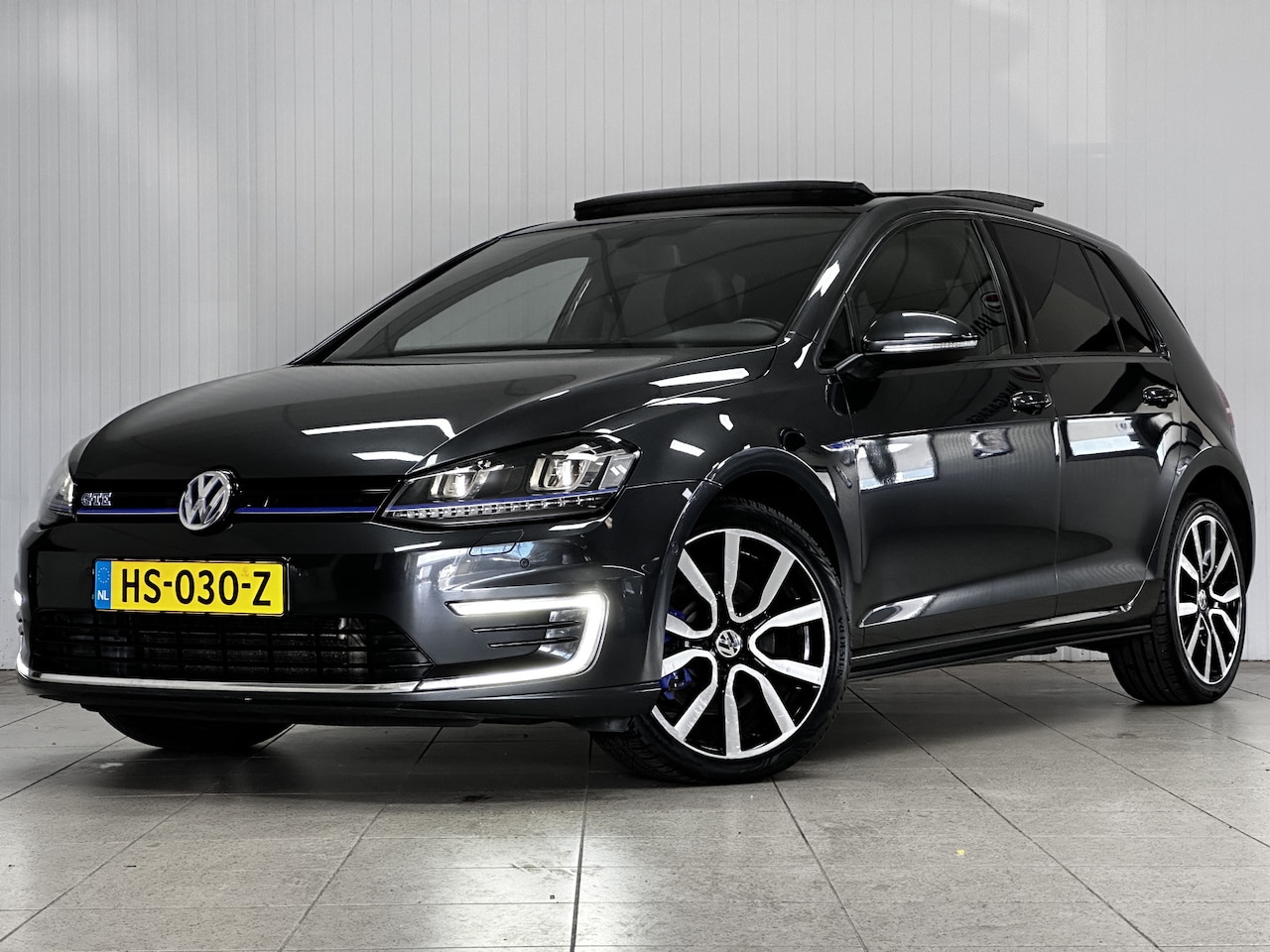 Volkswagen Golf - 1.4 TSI GTE/ Trekhaak/ Apple + Android/ Panorama-Dak/ LEDER/ Camera/ LED Koplampen/ Stoelv - AutoWereld.nl