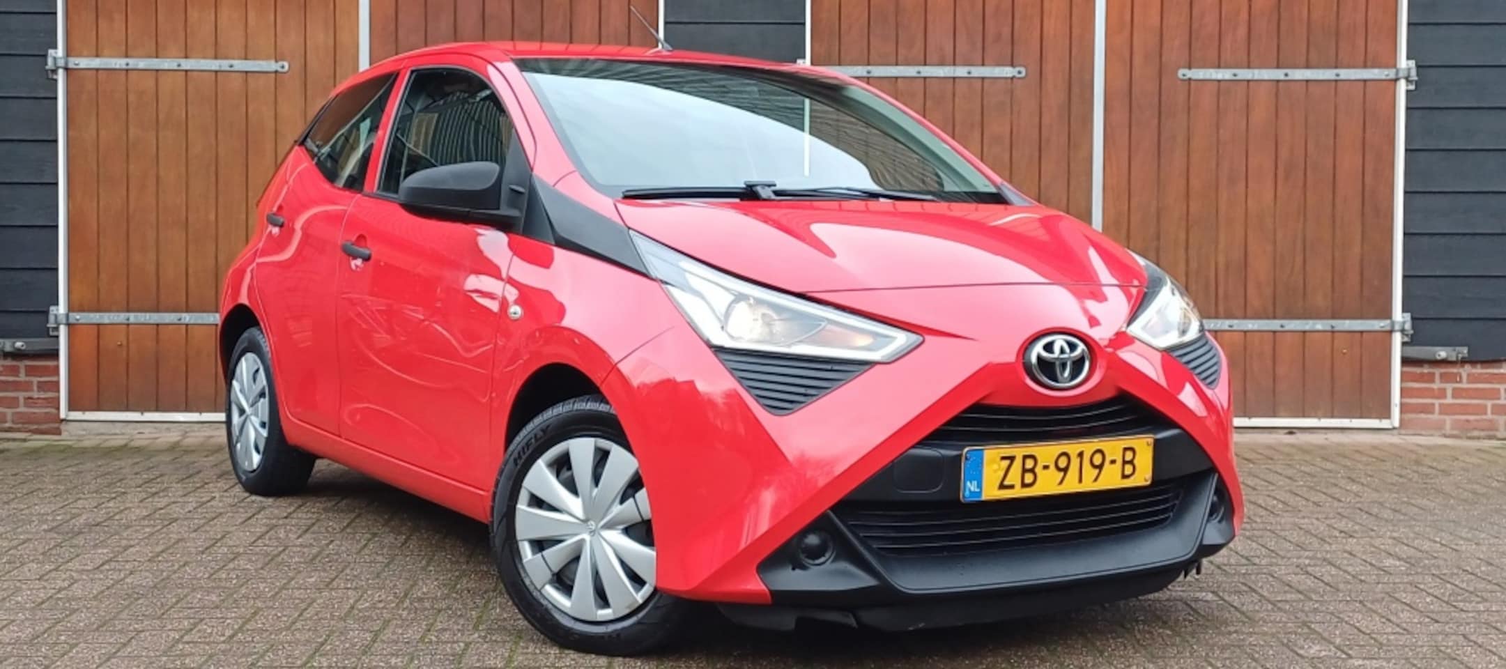 Toyota Aygo - 1.0 VVT-i x-fun 1.0 VVT-i x-fun, Bluetooth, Airco, 5 deurs, NAP - AutoWereld.nl