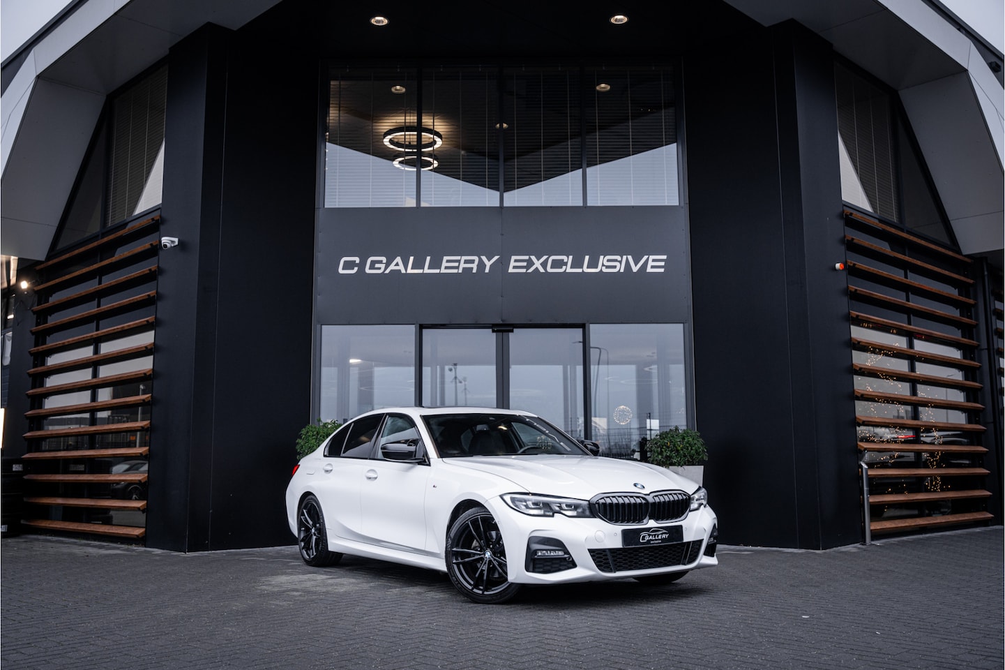 BMW 3-serie - 320i Executive Edition - M Sport | NAP | Panorama | Camera - AutoWereld.nl