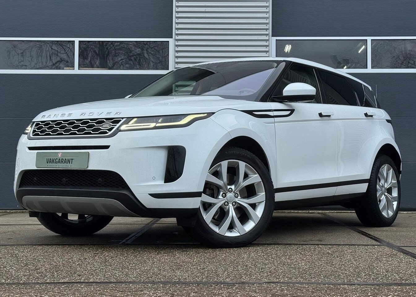 Land Rover Range Rover Evoque - 2.0 D150 AWD R-Dynamic |Trekhaak |Sfeer |Meridian - AutoWereld.nl