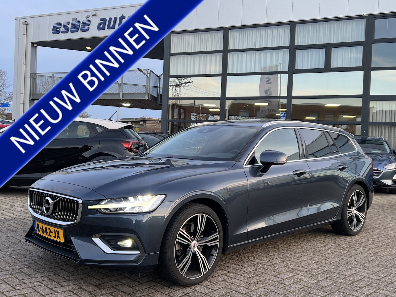 Volvo V60 - 2.0 B3 INSCRIPTION Trekhaak Panoramadak Harman Kardon Audio Navi Pilot Assist ACC Blis Led - AutoWereld.nl