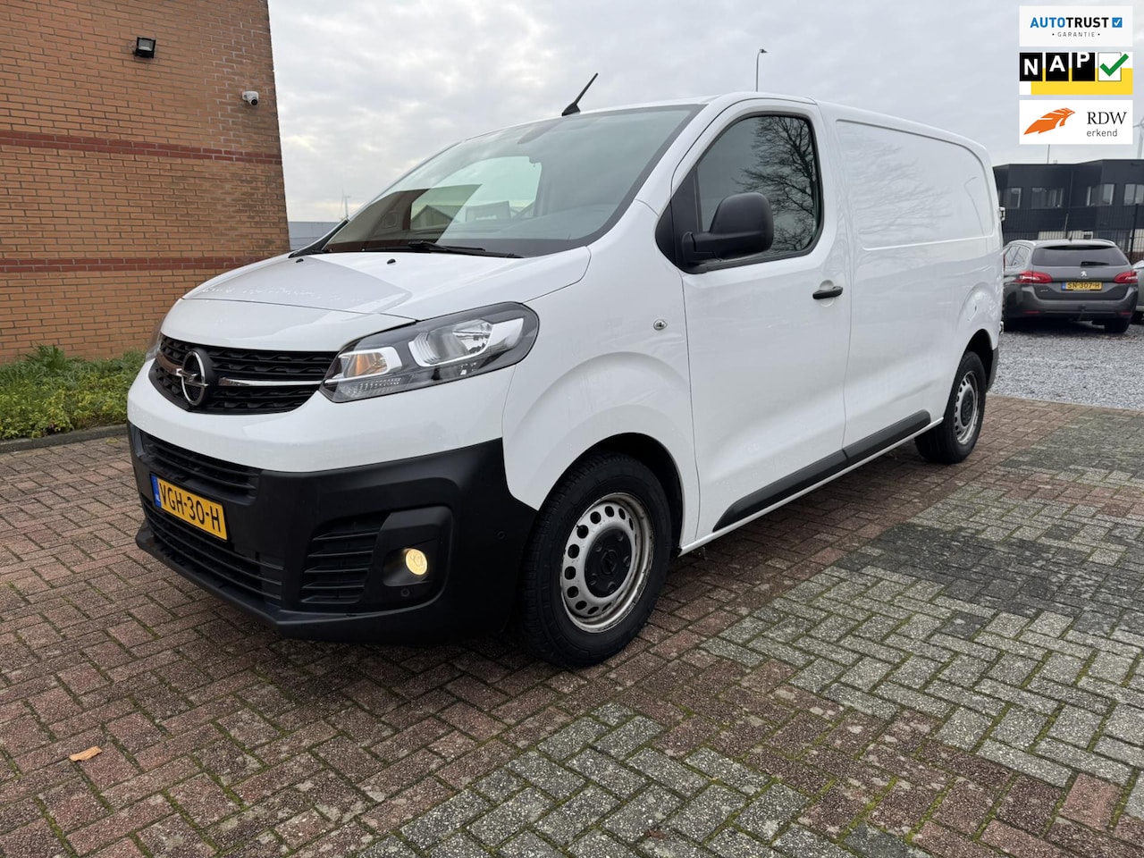 Opel Vivaro - 2.0 CDTI L2H1 Edition 2.0 CDTI L2H1 Edition, 3 Zits, Euro 6, Half Leder, Navi, - AutoWereld.nl