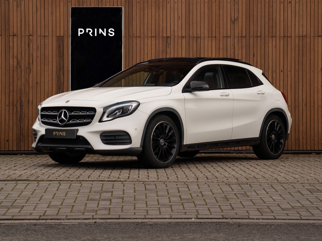 Mercedes-Benz GLA-Klasse - 200 Business | AMG Pakket | Pano-dak | Sportstoelen | Harman/Kardon - AutoWereld.nl