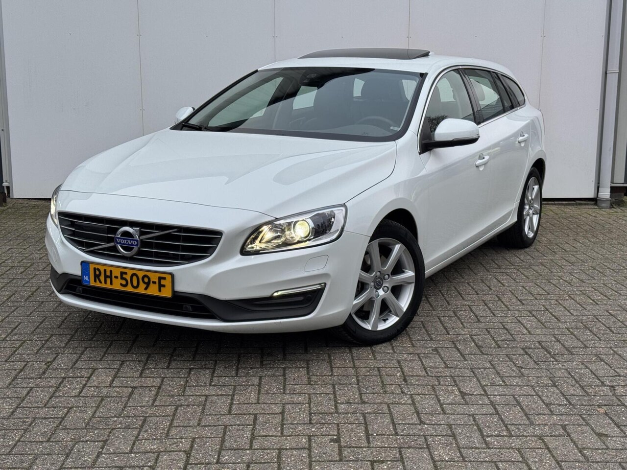 Volvo V60 - 2.0 T4 Polar+ Dynamic|ACC|Blis|PAS V/A|Schuifdak| - AutoWereld.nl