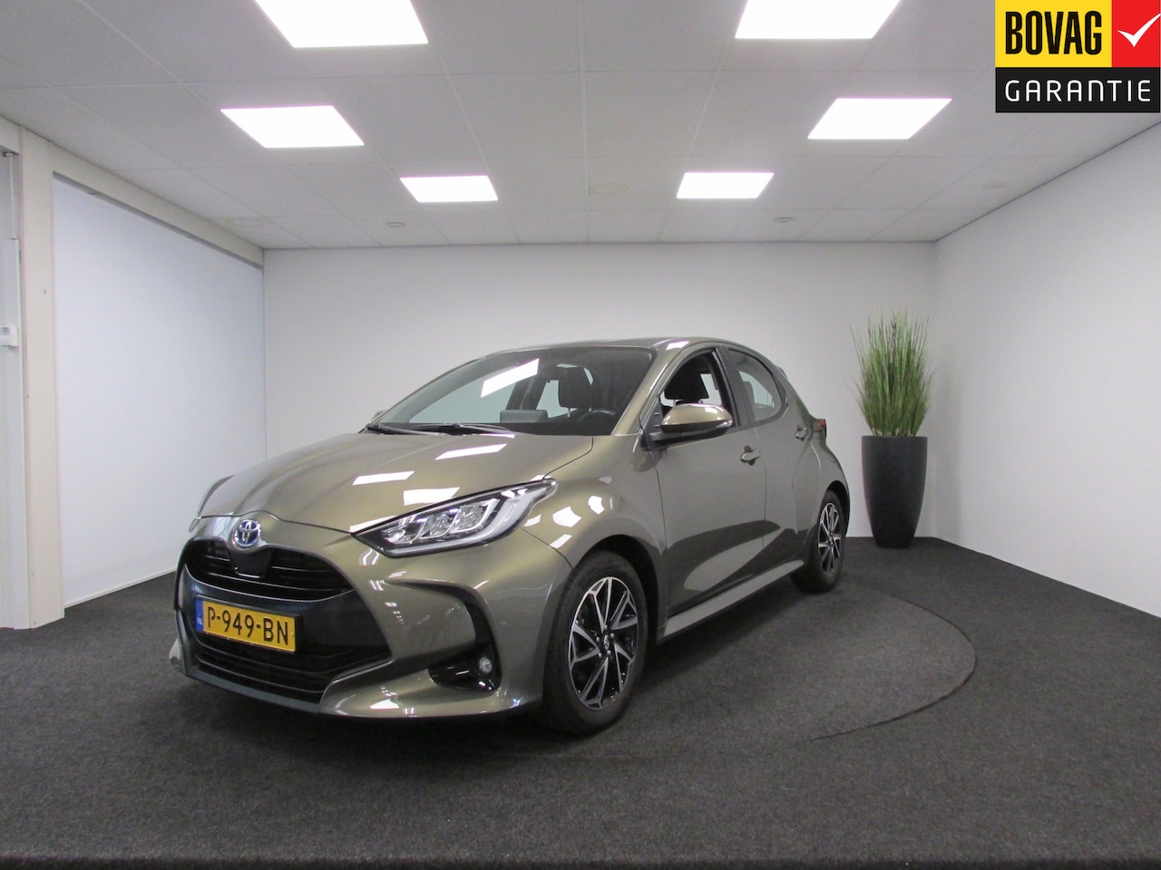 Toyota Yaris - 1.5 Hybrid Dynamic I LED I Navigatie I Apple Carplay I Achteruitrijcamera I - AutoWereld.nl