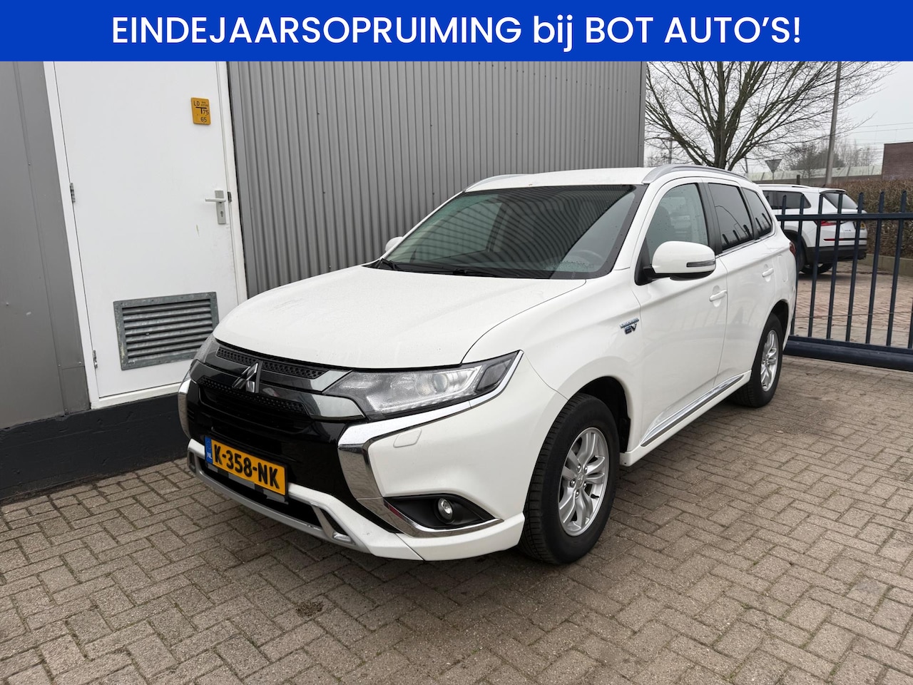 Mitsubishi Outlander - 2.4 PHEV Pure / 1E EIGENAAR / APPLE CAR PLAY / TREKHAAK / ECC / CRUISE / NL-AUTO / CAMERA - AutoWereld.nl