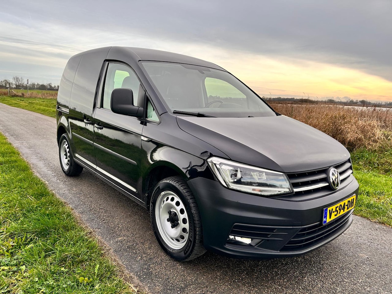 Volkswagen Caddy - 2.0 TDI L1H1 140PK | 2017 | Marge | Trekhaak | Leder | Cruise control | Zwart | 4/5 deurs - AutoWereld.nl