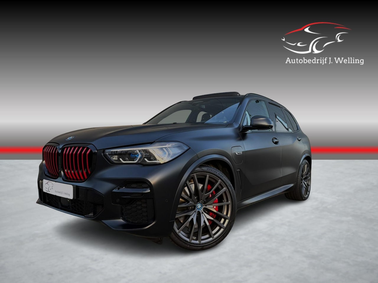 BMW X5 - xDrive45e Black Vermilion B&W /3 x TV / pano - AutoWereld.nl