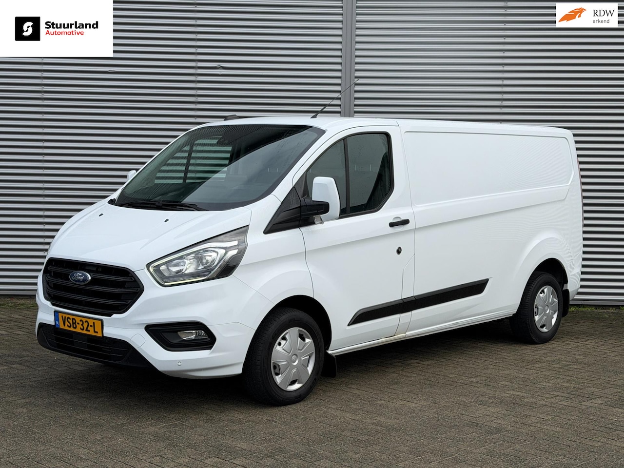 Ford Transit Custom - 300 2.0 TDCI L2H1 Trend Airco/ Cruise/ 3zits/ Carplay/ Voorruitverw./ Camera/ - AutoWereld.nl