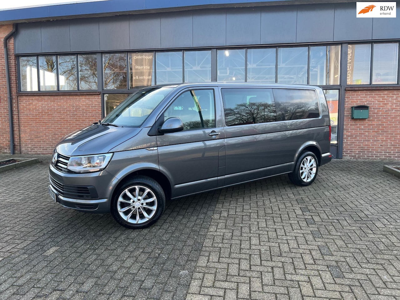 Volkswagen Transporter Multivan - 2.0 TDI L2H1 Caravelle, DSG, Two zone Klima, Trekhaak - AutoWereld.nl