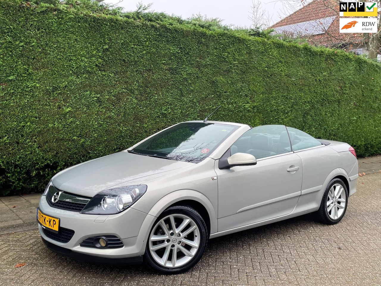 Opel Astra TwinTop - 1.6 Cosmo RIJDT SUPER/LEER/ZEER NETJES!! - AutoWereld.nl