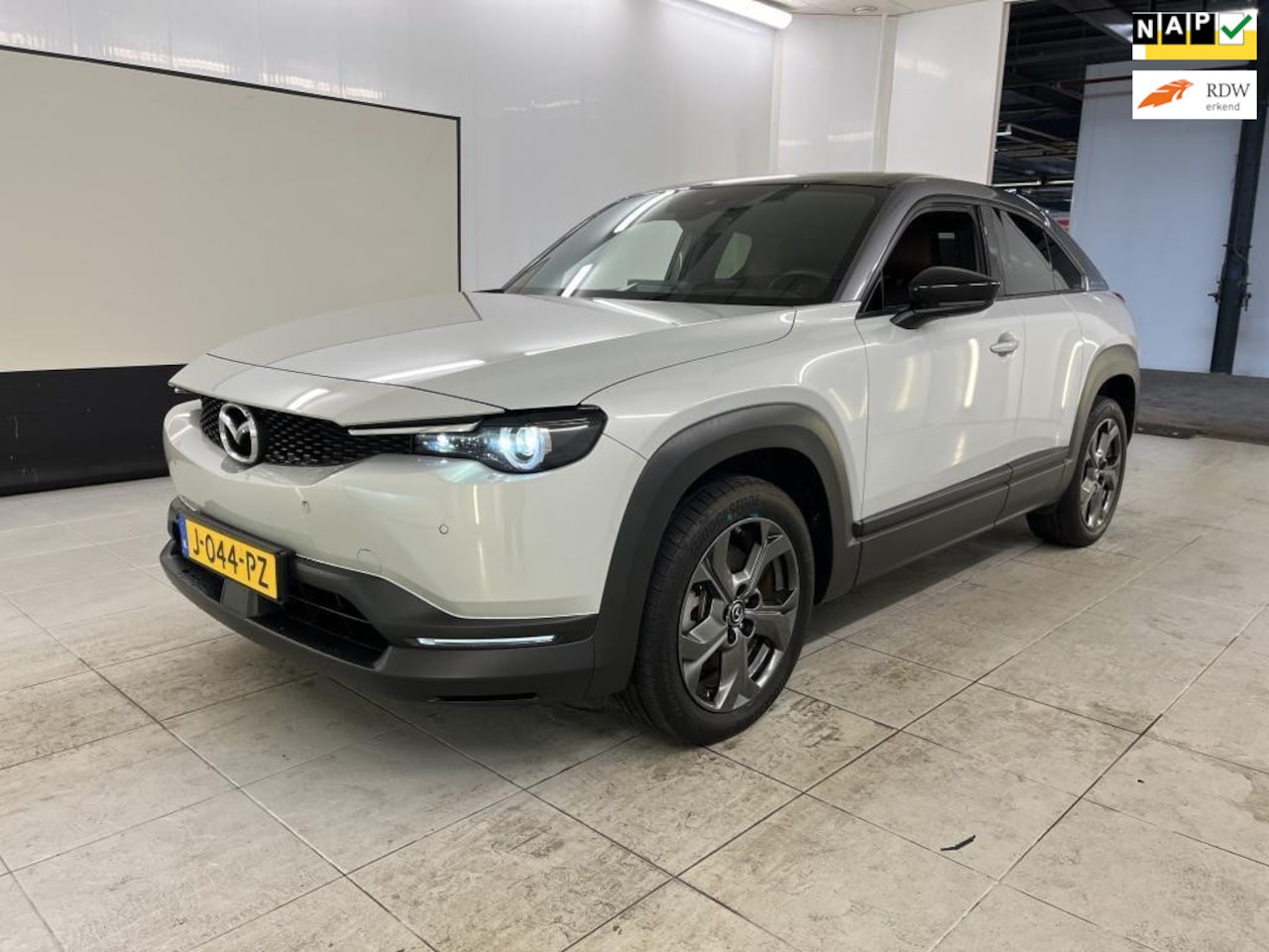 Mazda MX-30 - E-SkyActiv 145 First Edition 36 kWh | SOH 95% | Headup Display | CarPlay | Adaptieve Cruis - AutoWereld.nl