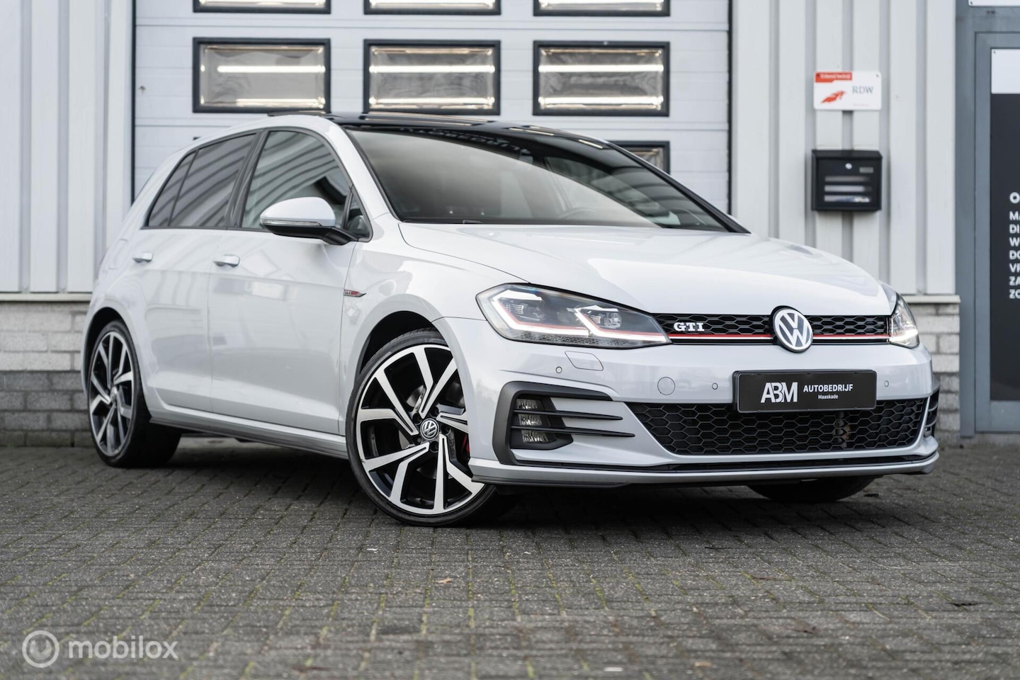 Volkswagen Golf - 2.0 TSI GTI 245PK Performance PANO VIRTUAL - AutoWereld.nl