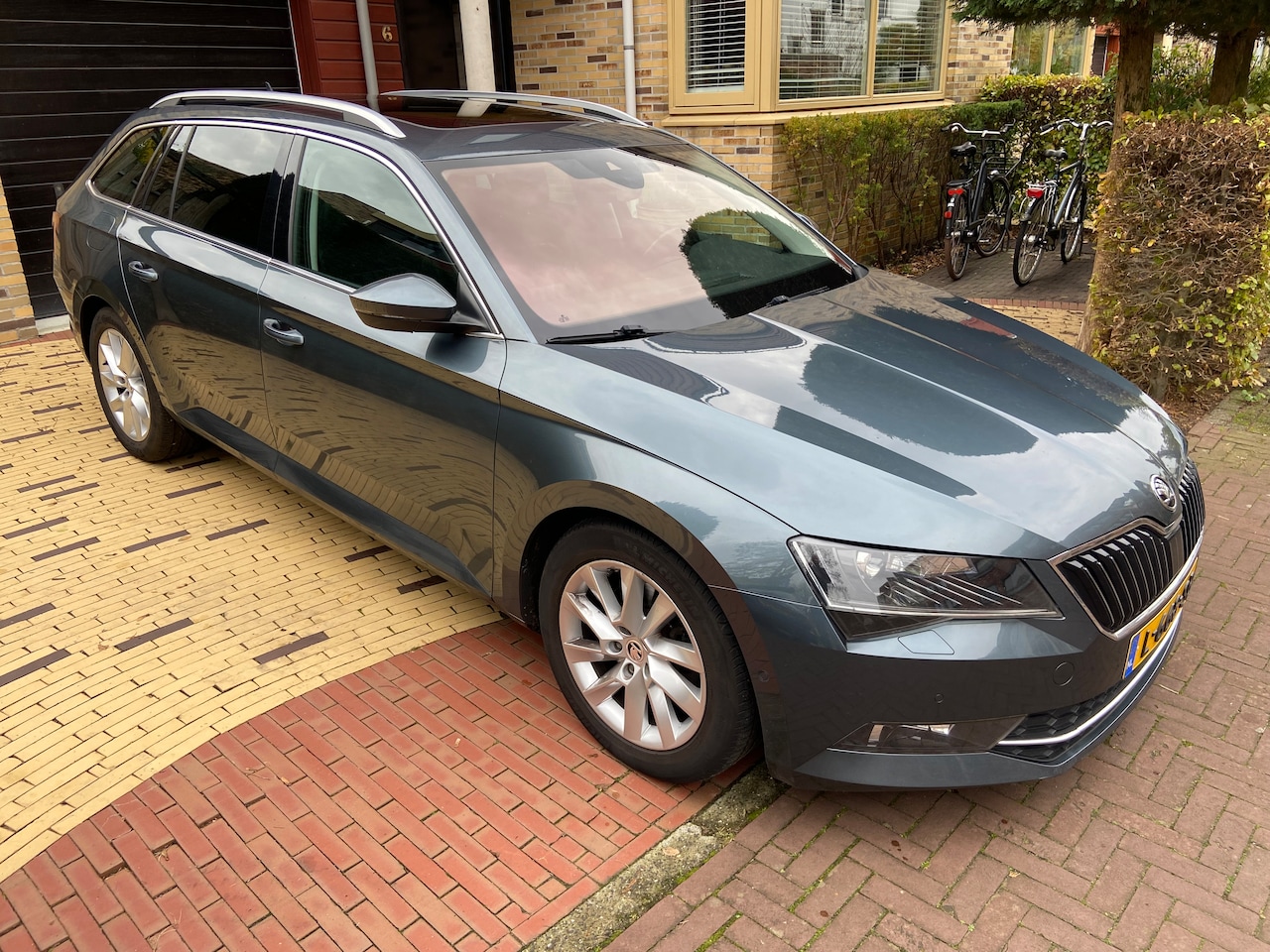 Skoda Superb Combi - 1.8 TSI Style Business Automaat Leder Pano S Dak Trekhaak Xenon Navi Bose - AutoWereld.nl