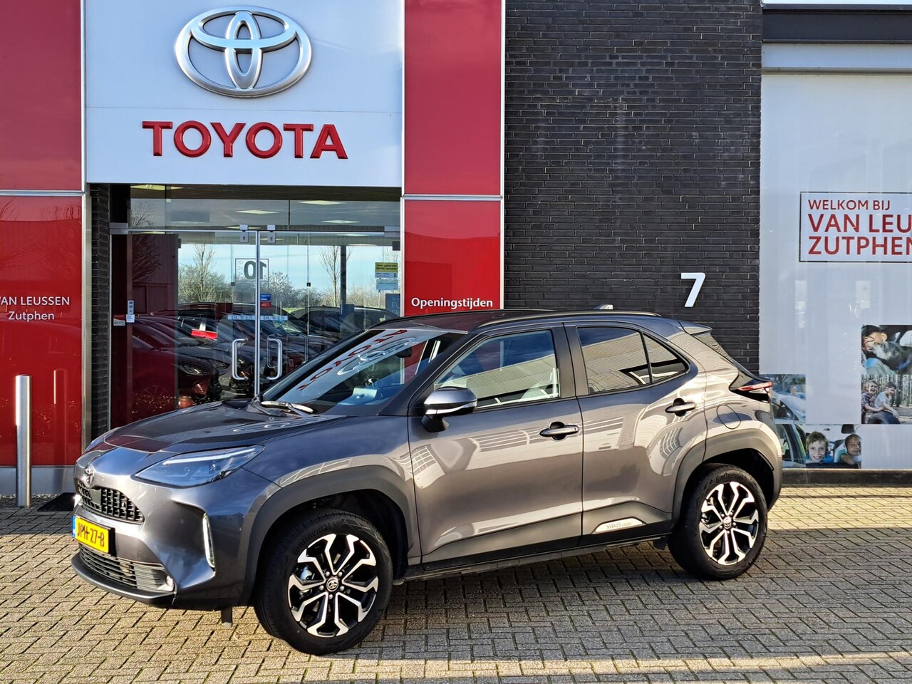 Toyota Yaris Cross - 1.5 Hybrid 115 First Edition STUUR- EN STOELVERWARMING PDC ACHTER APPLE CAR PLAY & ANDROID - AutoWereld.nl