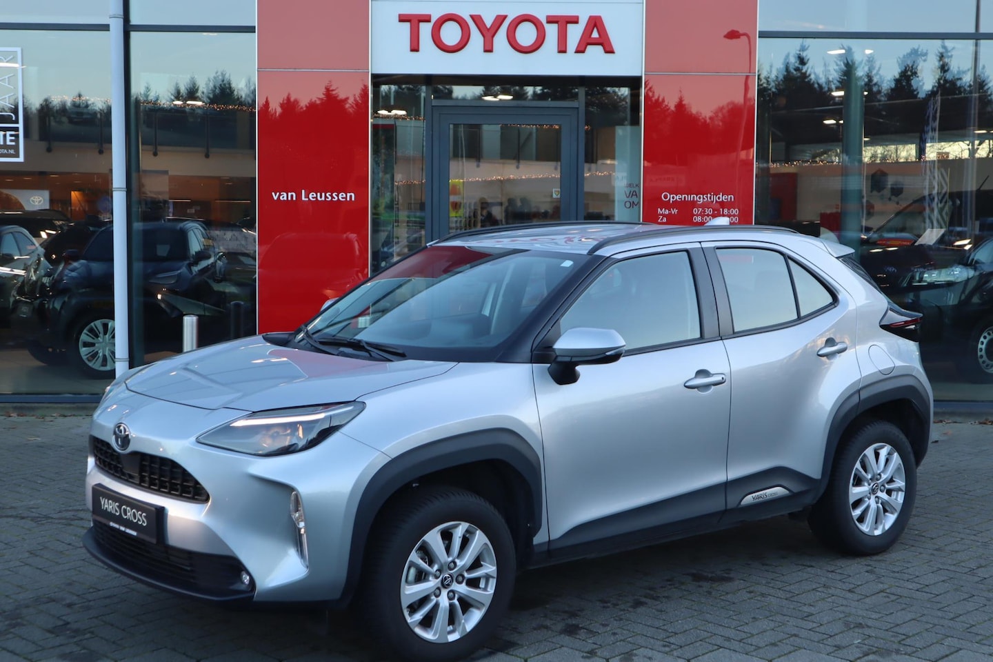 Toyota Yaris Cross - HYBRID 115 ACTIVE TREKHAAK STOEL/STUUR/VOORRUITVERW. ANDROID/APPLE CAMERA NAVI LM-VELGEN - AutoWereld.nl