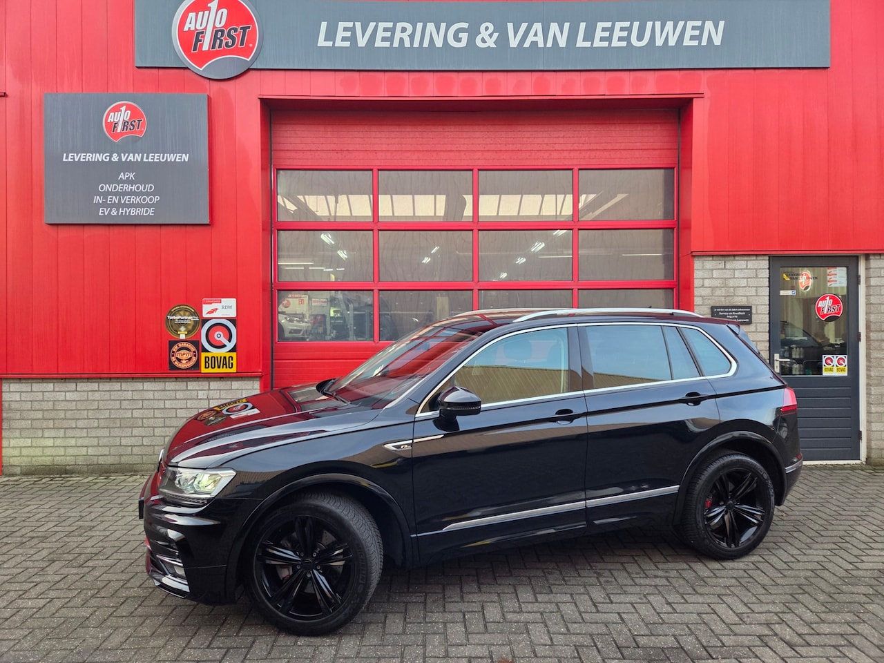 Volkswagen Tiguan - 2.0 TSI 4Motion Highline Business R Elektrische achterklep/ Trekhaak/ LM velgen Parkeers. - AutoWereld.nl