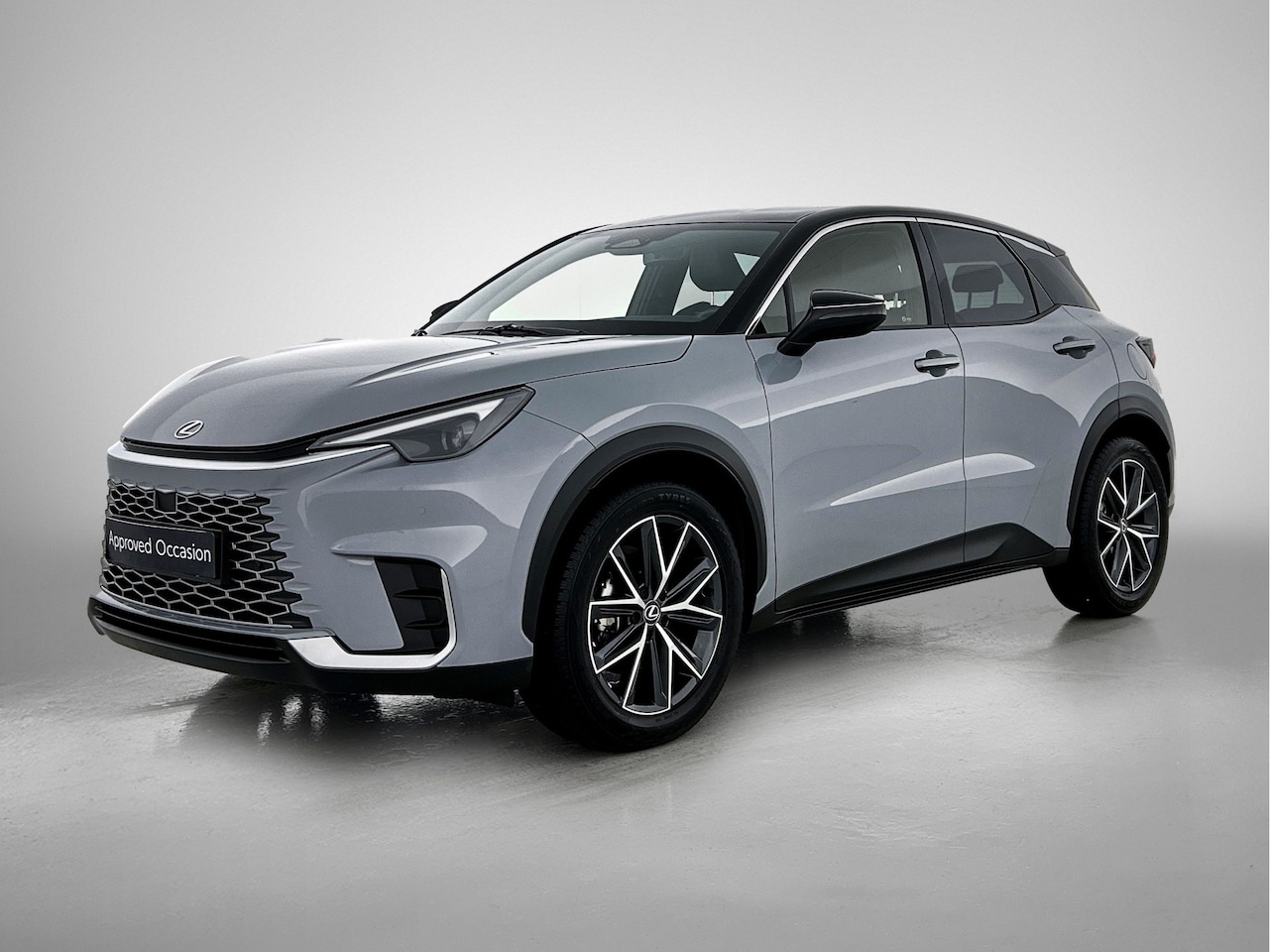 Lexus LBX - Emotion 2WD | Bi-tone Metallic | Tech Pack | Geperforeerd Synthetisch Leer | - AutoWereld.nl