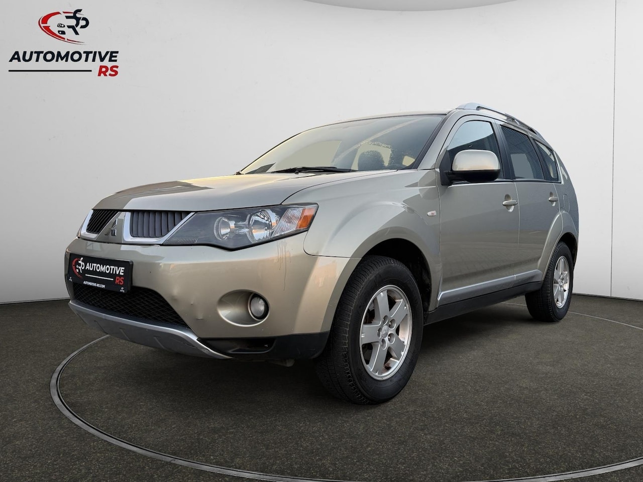 Mitsubishi Outlander - 2.4 Intense 4x4 Airco Trekhaak Nap Cruise LMV Dakrails Youngtimer - AutoWereld.nl